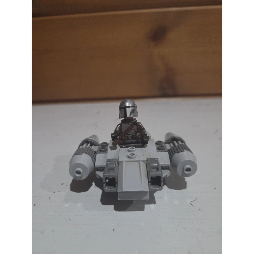 LEGO Star Wars: The Razor Crest Microfighter 75321 + Mandalorian Din Djarin Fig